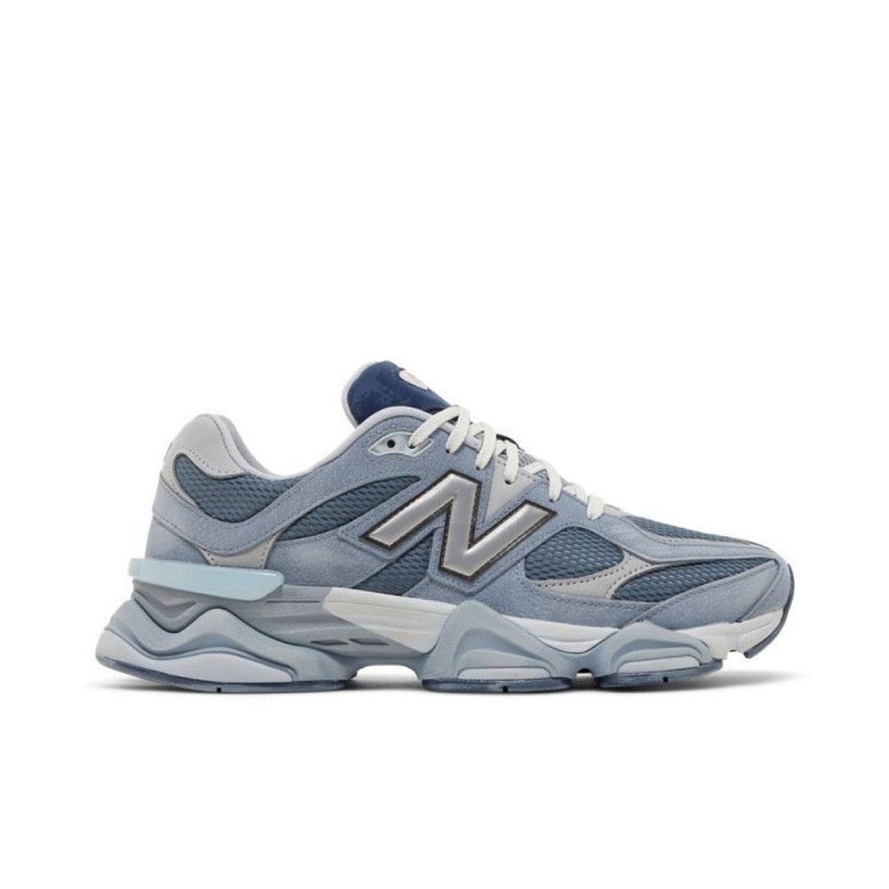 New Balance Women's Sneakers in Blue and White